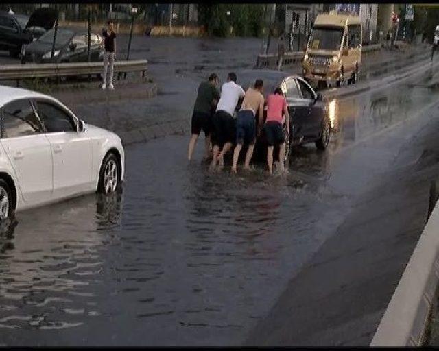 Yağmur Ve Fırtına İstanbul'u Esir Aldı 