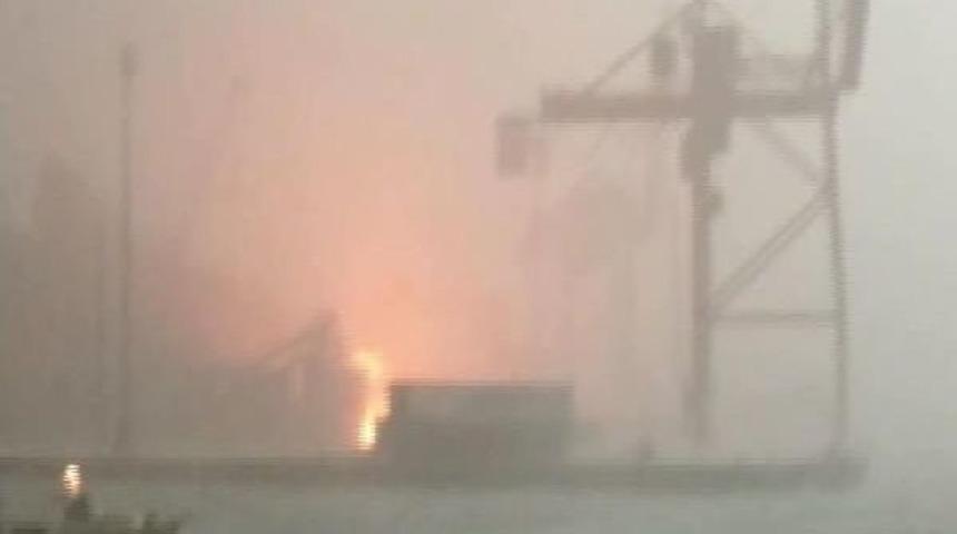 Vin&ccedil; Devrildi Yangın &Ccedil;ıktı. İskeleye Yanaşmaya Hazırlanan Vapurda Korku Ve Panik Yaşandı