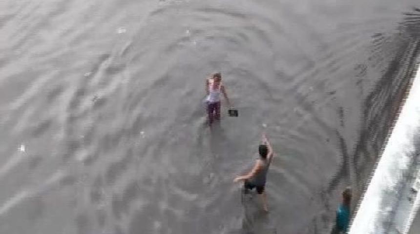 Merter'de Oluşan Su Birikintisinde &Ccedil;ocuklar Y&uuml;zd&uuml;