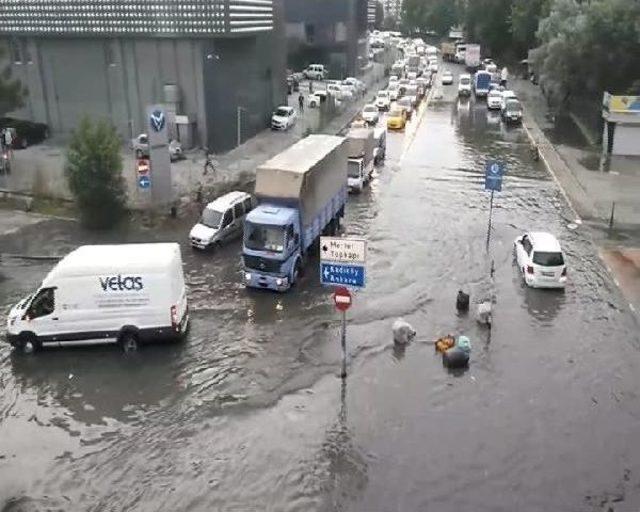 Merter'de Oluşan Su Birikintisinde Çocuklar Yüzdü