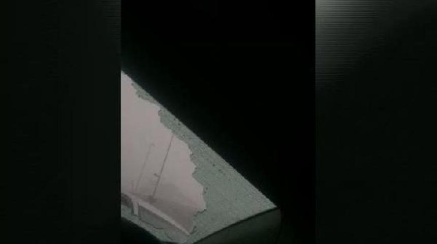 Buz Par&ccedil;aları Seyir Halindeki Otomobillerin Camlarını Patlattı. O Anlar Kameraya Yansıdı