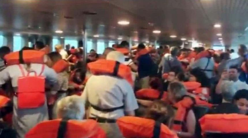 Şiddetli Fırtına Sırasında Vapurdaki Yolcular Can Yeleklerini Giydi