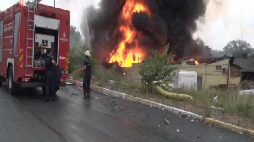 Ey&uuml;p'te Yıldırım D&uuml;şmesi Sonrası Yangın &Ccedil;ıktı