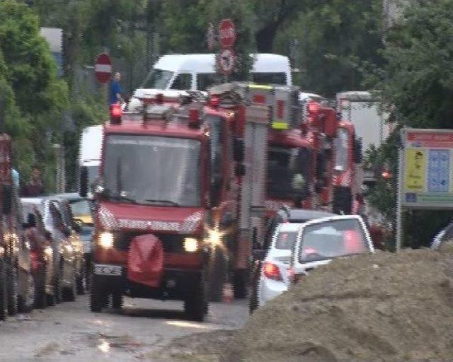 Eyüp'te Yıldırım Düşmesi Sonrası Yangın Çıktı