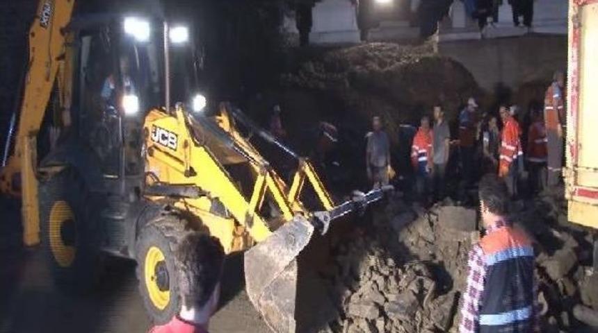 Kurtuluş'ta Latin Katolik Kabristanı'nın Duvarı &Ccedil;&ouml;kt&uuml;, 3 Yaralı