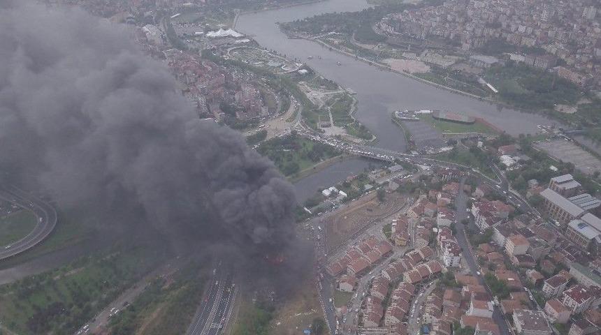 Yıldırım D&uuml;şen Fabrikadaki Yangın Havadan G&ouml;r&uuml;nt&uuml;lendi