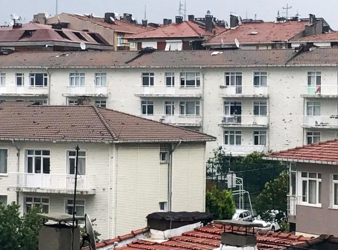&Uuml;sk&uuml;dar&rsquo;da Dolu Yağışı Binaları Deldi