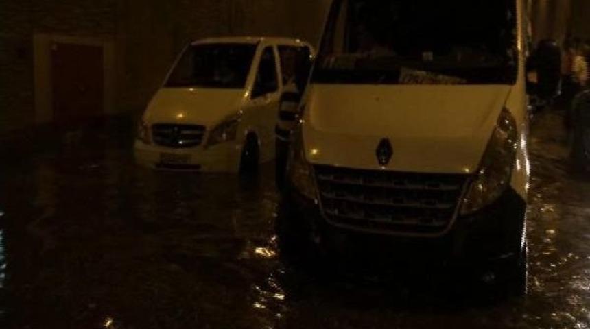 Taksim'de Alt Ge&ccedil;idi Su Bastı