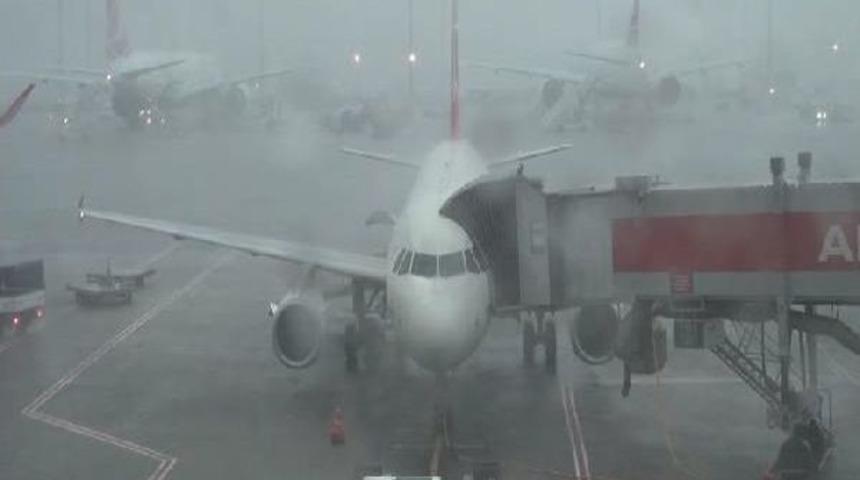 Havalimanında Uçuşlar Kısa Süreliğine Durdu