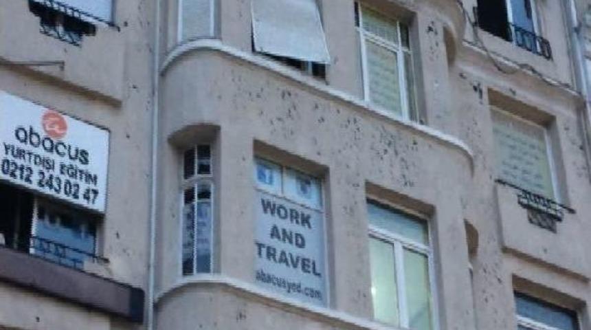 Taksim'de Dolu Yağışı Bir Binayı Delik Deşik Etti