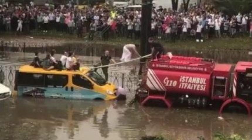 Minib&uuml;s &Uuml;zerinde Kalan Yolcular Uzatılan Merdivenden Emekleyerek Kurtuldu