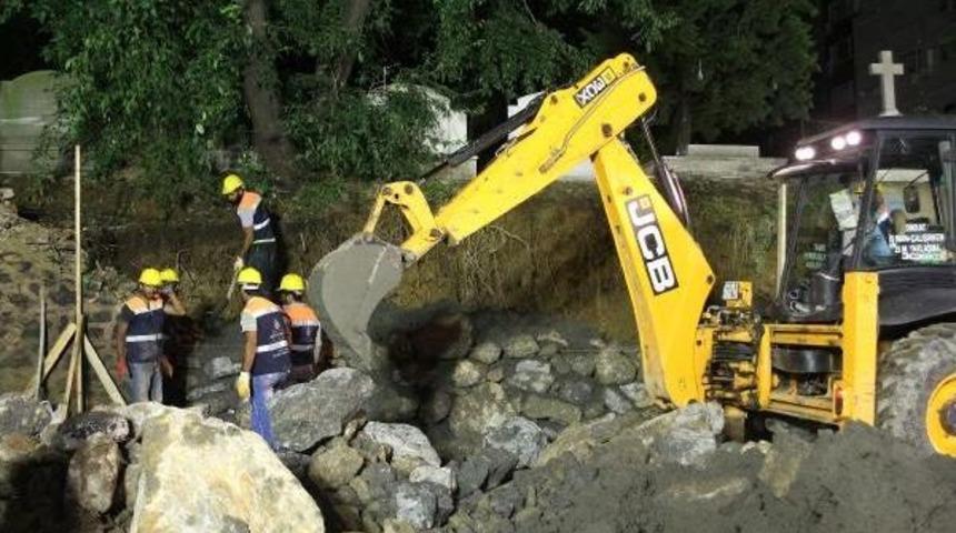 Yıkılan Latin Katolik Kabristanı'nın Duvarını Kaldırma &Ccedil;alışmaları Gece De Devam Etti
