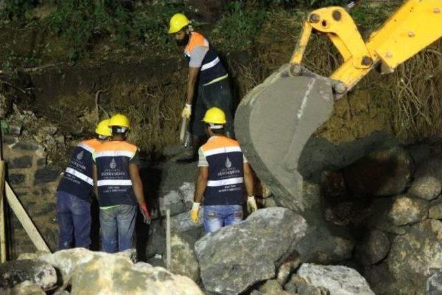 Yıkılan Latin Katolik Kabristanı'nın Duvarını Kaldırma Çalışmaları Gece De Devam Etti