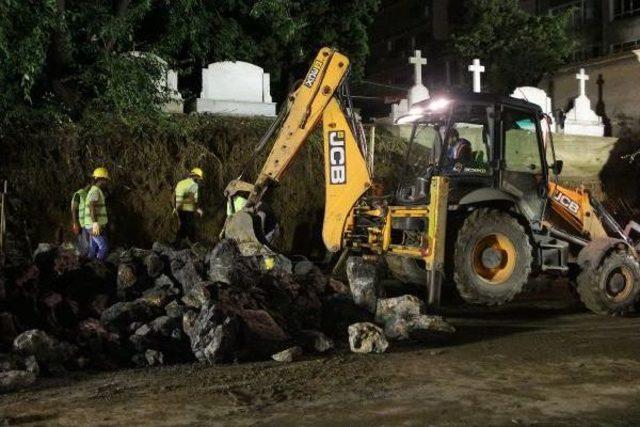 Yıkılan Latin Katolik Kabristanı'nın Duvarını Kaldırma Çalışmaları Gece De Devam Etti