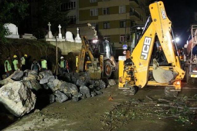 Yıkılan Latin Katolik Kabristanı'nın Duvarını Kaldırma Çalışmaları Gece De Devam Etti