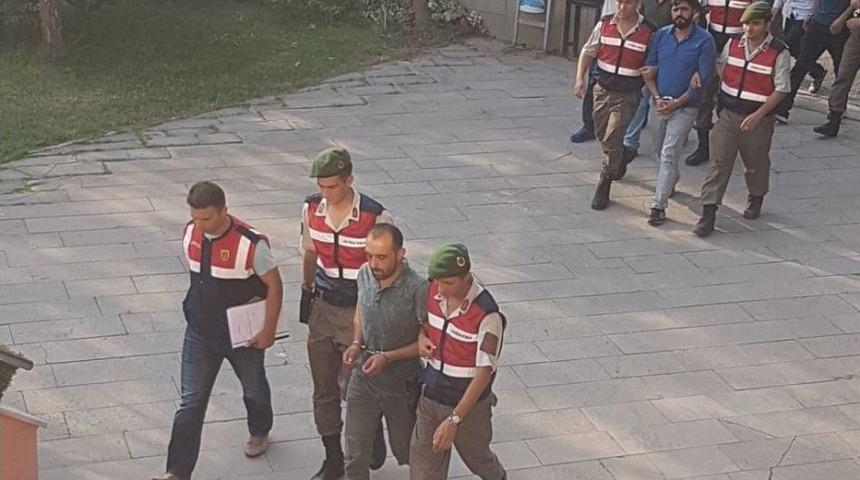 Aracın &Ouml;n&uuml;n&uuml; Kesip 85 Bin Lira Gasp Eden 5 Kişi Gece Kul&uuml;b&uuml;nde Yakalandı