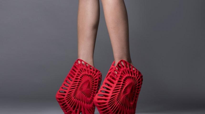 &Uuml;nl&uuml; Tasarımcılardan Heykel Ayakkabılar