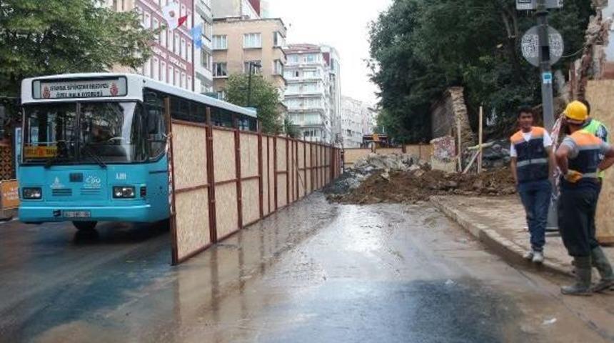 Yıkılan Latin Katolik Kabristanı&rsquo;Nın Duvarını Kaldırma &Ccedil;alışmaları Gece De Devam Etti (Ek Bilgilerle)