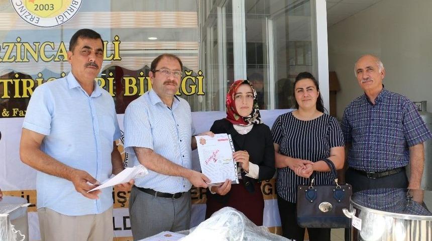 Gen&ccedil; &Ccedil;ift&ccedil;ilere Arı Ve Arıcılık Malzemesi Dağıtıldı