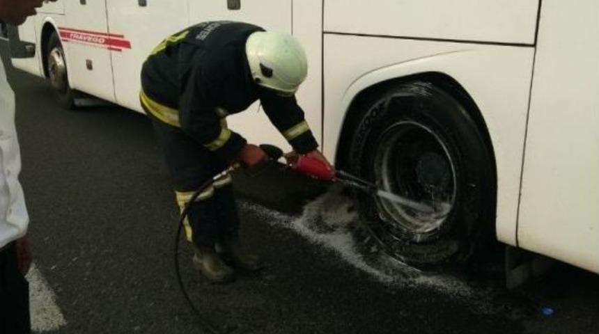 Seyir Halindeki Otob&uuml;s&uuml;n Tekeri Yandı