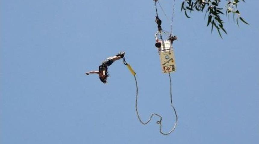 Turistlere Bungee Jumping Eğlencesi