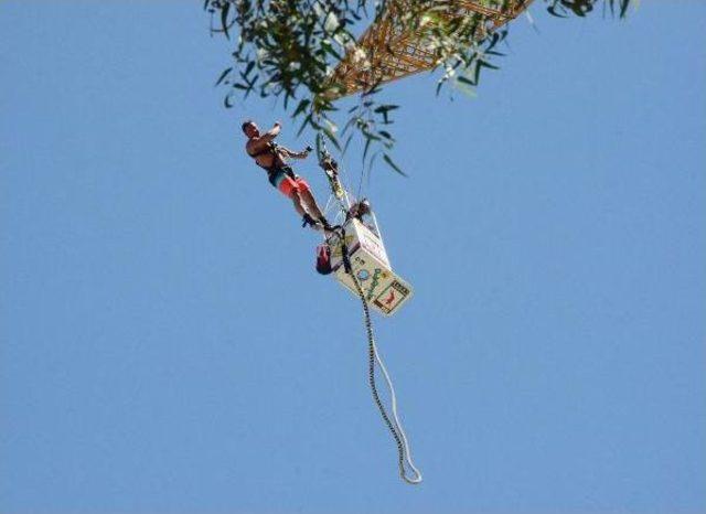 Turistlere Bungee Jumping Eğlencesi