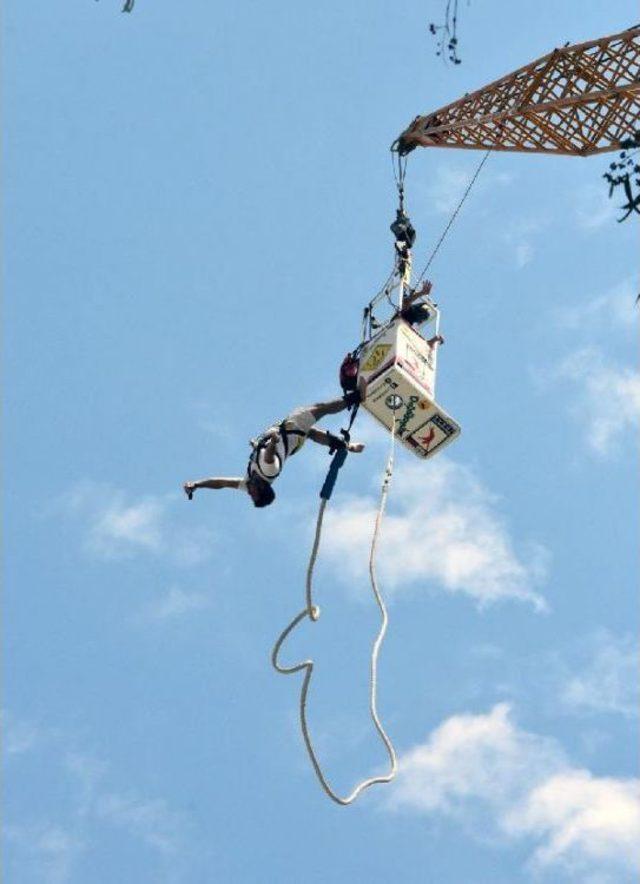 Turistlere Bungee Jumping Eğlencesi