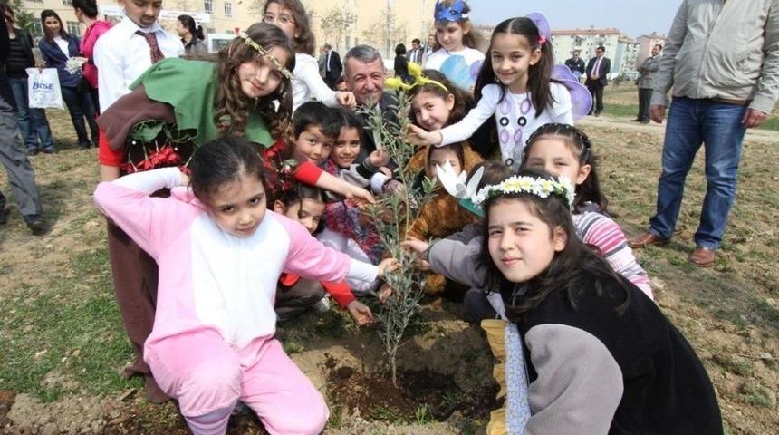 Gaziemir&rsquo;de Yeşil Alan Ve Modern Parklar Artıyor