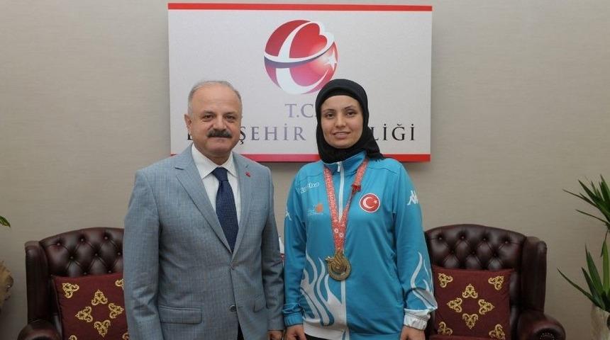 Başarılı Sporcu Keresteci, Vali &Ccedil;akacak&rsquo;ı Makamında Ziyaret Etti