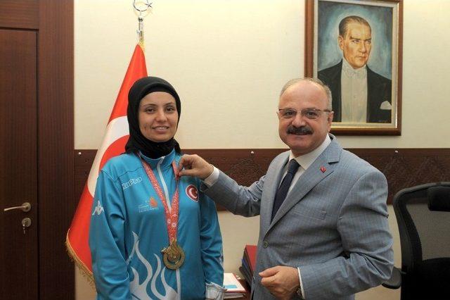 Başarılı Sporcu Keresteci, Vali Çakacak’ı Makamında Ziyaret Etti