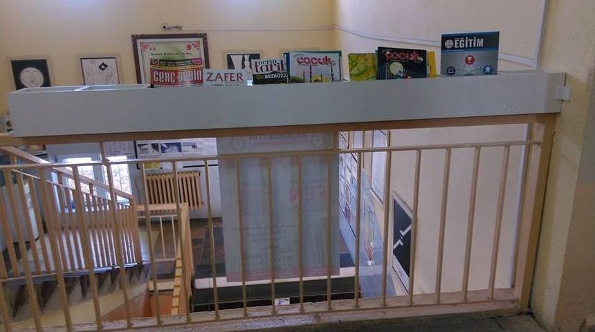 İmam Hatip Ortaokulunda &lsquo;al G&ouml;t&uuml;r Kullan Getir&rsquo; K&ouml;şesi