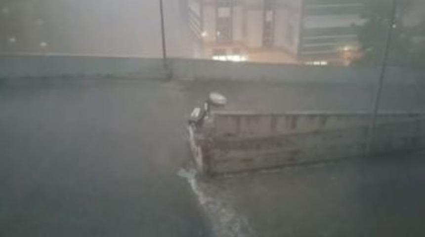 İstanbul&rsquo;da Kuvvetli Fırtına &Ouml;n&uuml;ne Gelen Her Şeyi U&ccedil;urdu