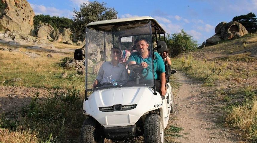 Bu K&ouml;ye Gelenler Golf Arabasıyla Geziyor