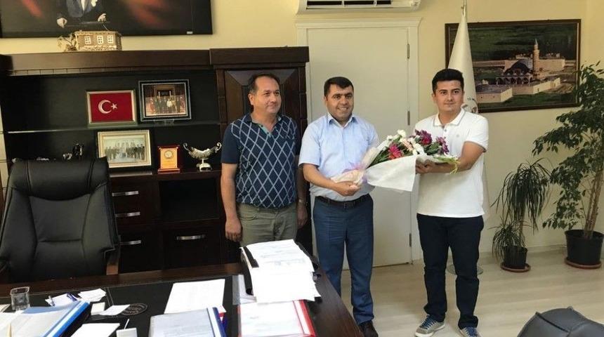 Van&rsquo;a Yeni Atanan &Ouml;ğretmenler &Ccedil;i&ccedil;eklerle Karşılandı