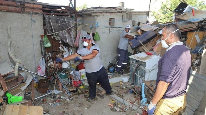 Burhaniye&rsquo;de &Ccedil;&ouml;p Ev Temizliği