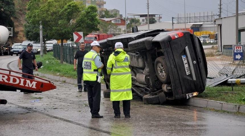 Otomobil Elektrik Direğine &Ccedil;arptı: 3 Yaralı