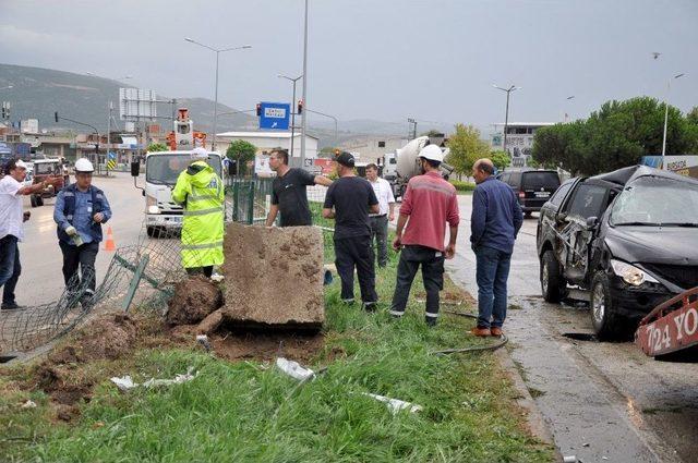 Otomobil Elektrik Direğine Çarptı: 3 Yaralı