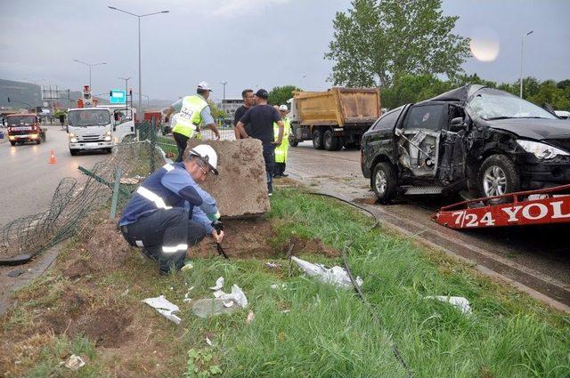 Otomobil Elektrik Direğine Çarptı: 3 Yaralı