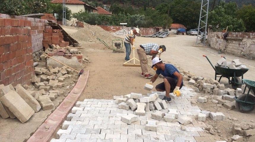 Burhaniye&rsquo;de Bozulan Yollar Onarılıyor