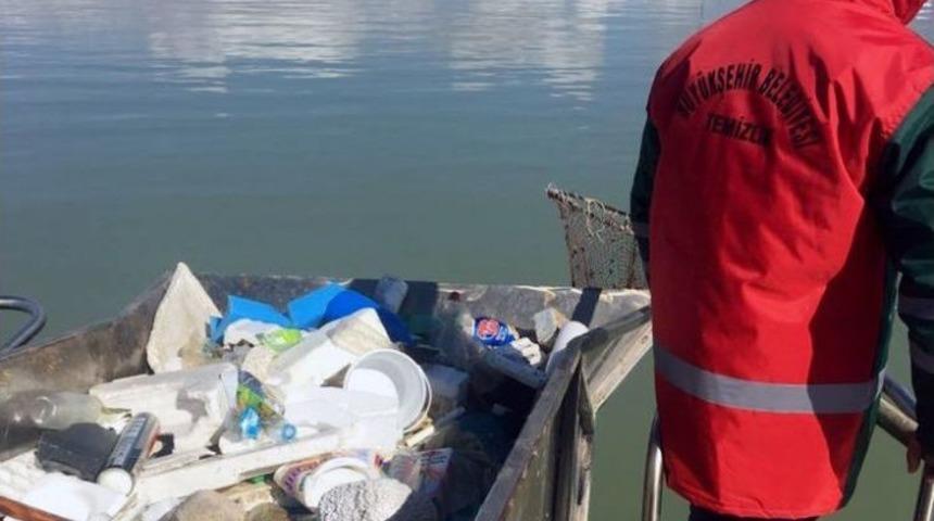 12 Günde 6.1 Kilometrekarelik Göl Yüzeyi Temizlendi