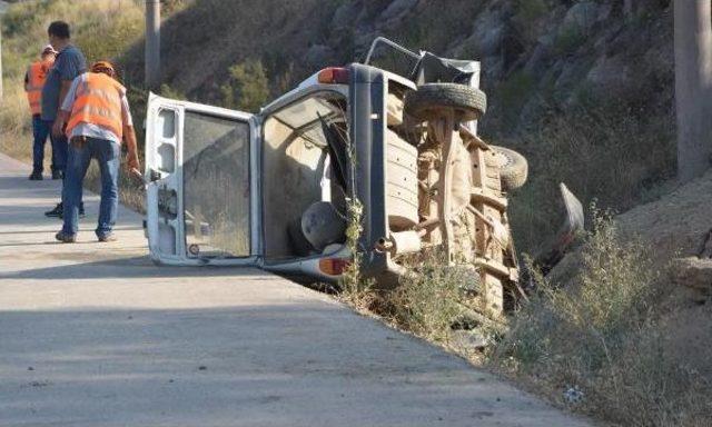 Üzüm Yaprağı Satmak Için Pazara Giden Çifti Kaza Ayırdı