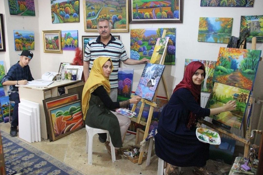Ressam Hasan Kara&rsquo;dan, Iraklı 3 M&uuml;lteciye &Uuml;cretsiz Resim Kursu