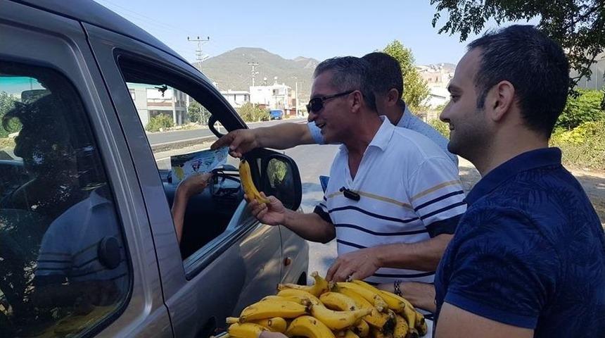 Anamur&rsquo;da S&uuml;r&uuml;c&uuml;lere Muz Dağıtıldı