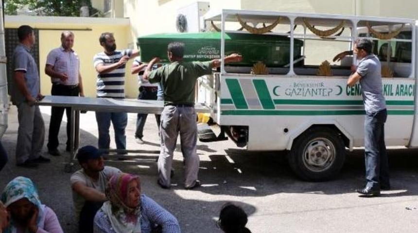 Minib&uuml;s Tır'a &Ccedil;arptı: 1 &Ouml;l&uuml;, 3 Yaralı