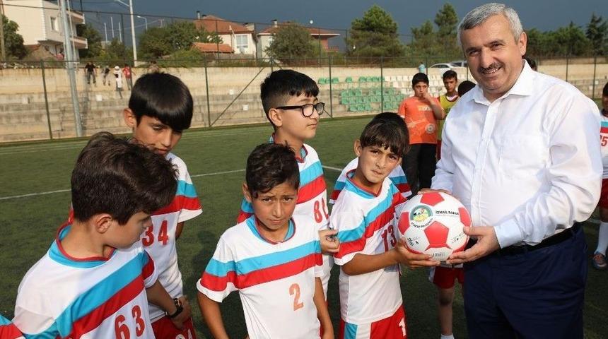 Başkan Baran, Gen&ccedil; Sporculara Futbol Topu Dağıttı