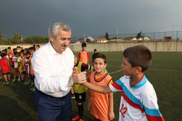 Başkan Baran, Genç Sporculara Futbol Topu Dağıttı