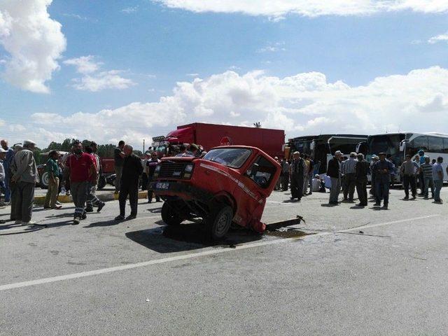 Ticari Aracın Çarptığı Kamyonet Ortadan İkiye Bölündü