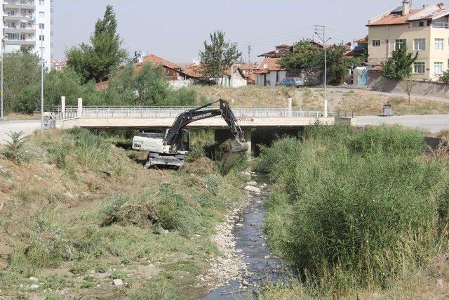 Sungurlu’da Dere Yatakları Temizleniyor