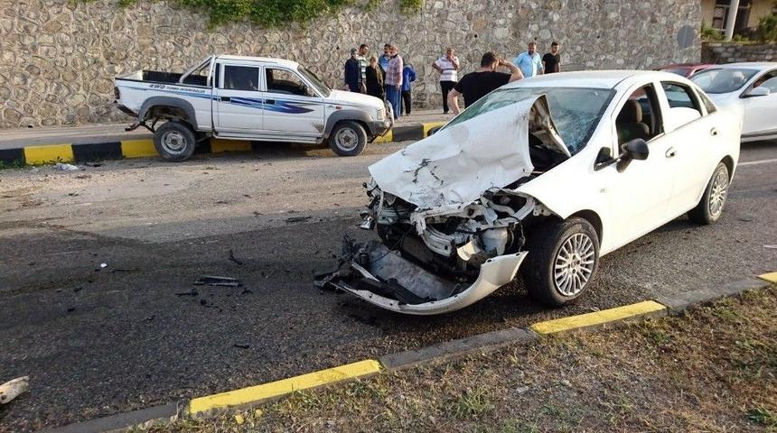 Kastamonu’da Kamyonet İle Otomobil Çarpıştı: 3 Yaralı