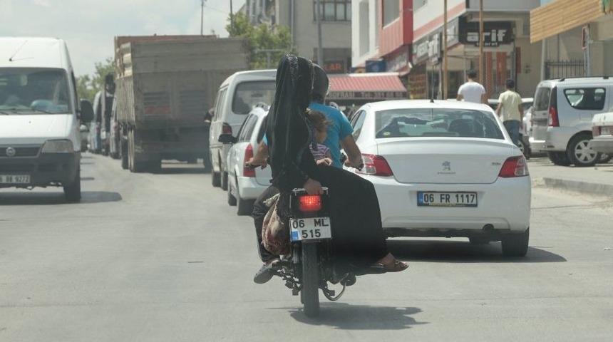 3 Kişilik Ailenin Tehlikeli Motosiklet Yolculuğu